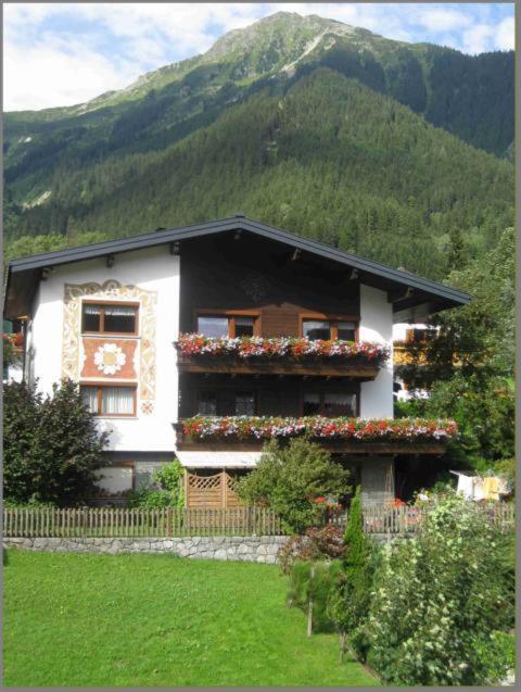 Haus Lifinar - Carmen Juen Apartment Sankt Gallenkirch Luaran gambar